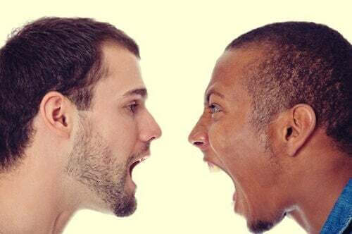 Due persone che gridano.