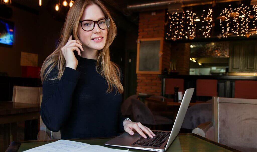 Ragazza con occhiali al computer.