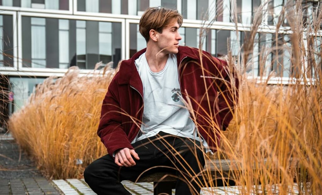 Ragazzo seduto su una panchina.