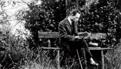 Reiner Maria Rilke legge seduto sulla panchina.