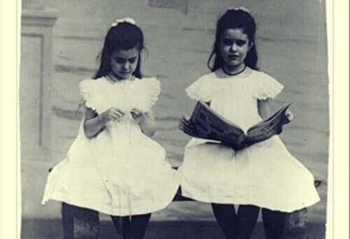 Foto di Sophie e Anna Freud.