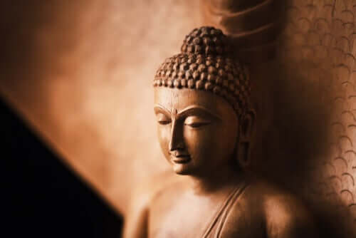 Statua del buddha appoggiata.