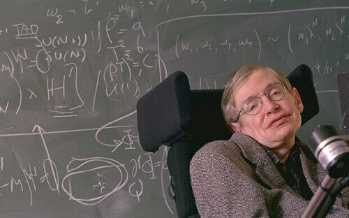Stephen Hawking davanti a lavagna.