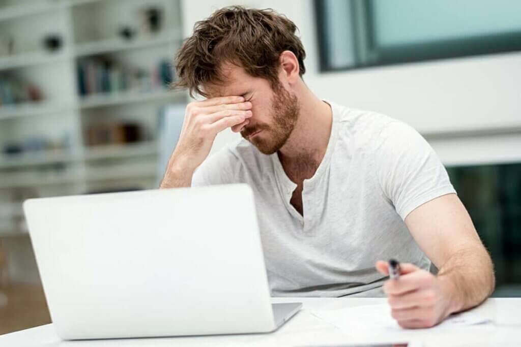 Uomo stanco davanti al pc.