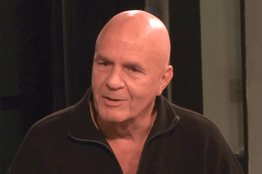 Wayne Dyer durante una conferenza.