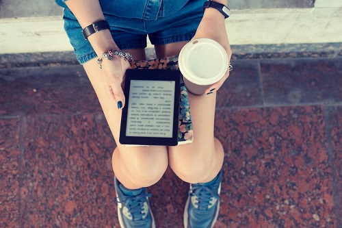 Ragazza con caffè e ebook.