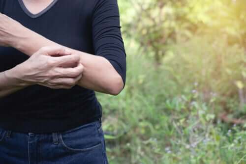 Allucinazione tattile.