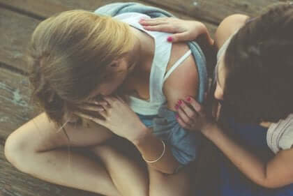 Amiche che si aiutano.