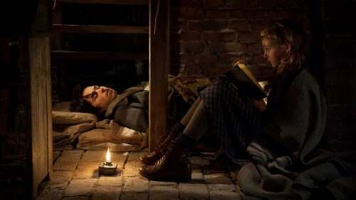 Scena del film con la bambina che legge un libro.