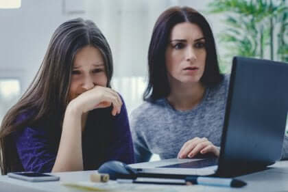 Bambina mostra alla madre attacchi di cyberbullismo ricevuti al pc.