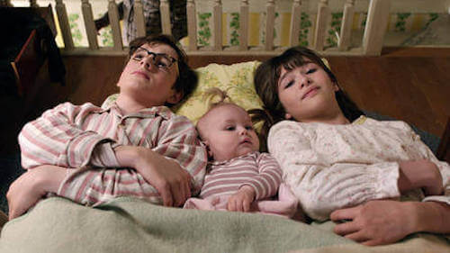 Bambini sdraiati per terra.