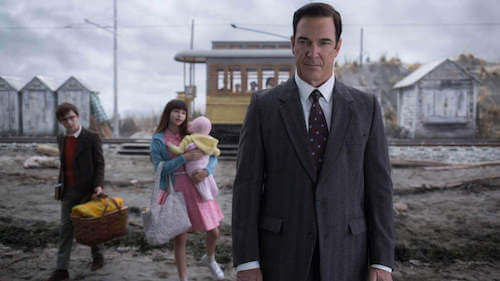 Uomo con dei bambini alle spalle.