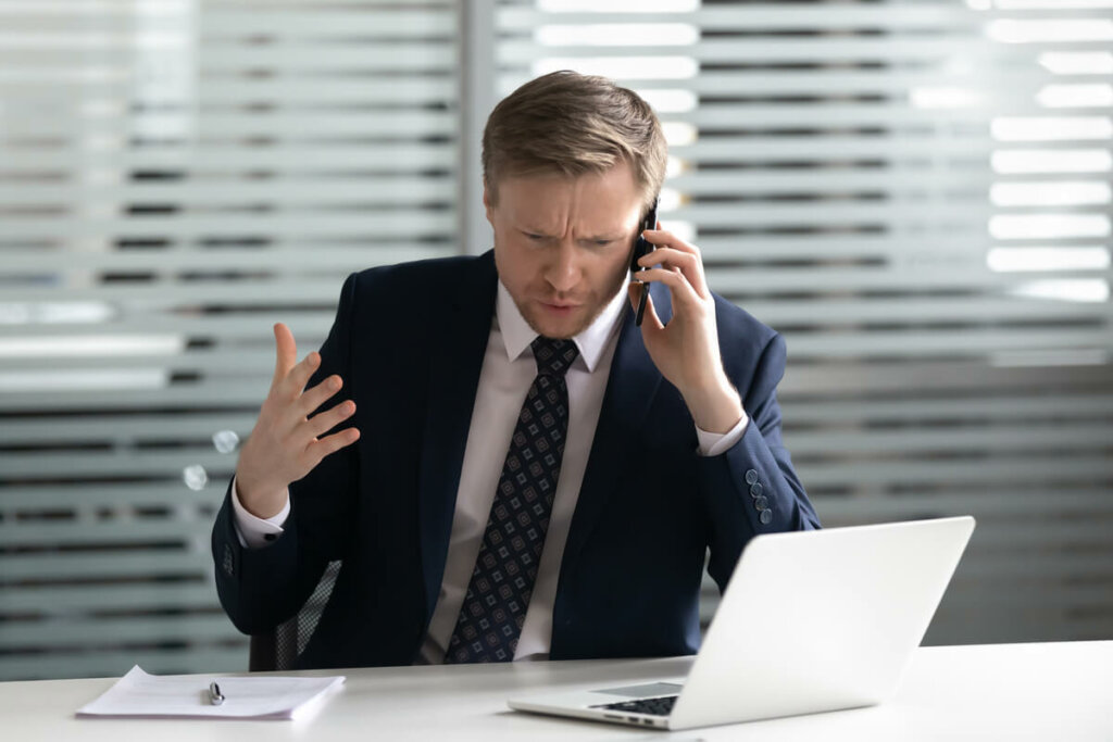 Uomo che parla al telefono al lavoro.