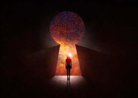 Donna davanti a una porta a forma di buco di serratura.