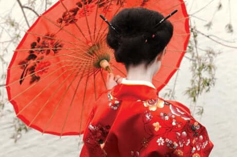 Donna giapponese con kimono e ombrellino.