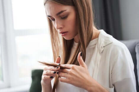 Donna che ha paura di perdere i capelli.