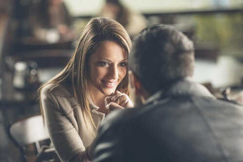 Il contatto visivo tra due persone.