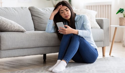 Ragazza che realizza il doomscrolling.