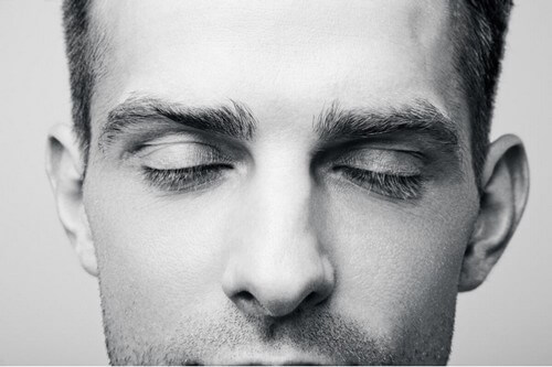 Ragazzo che prova a immaginare a occhi chiusi.