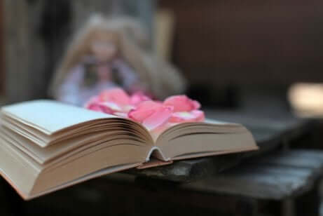 Libro aperto con fiori.