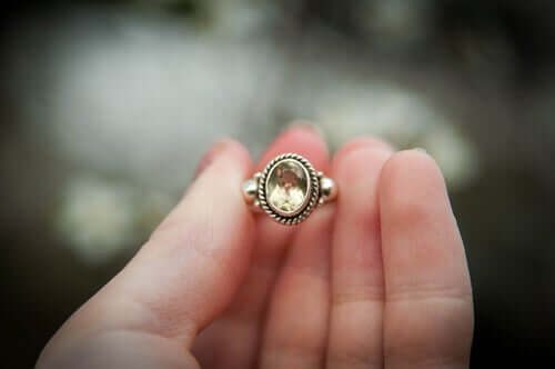 Donna che tiene in mano un anello.