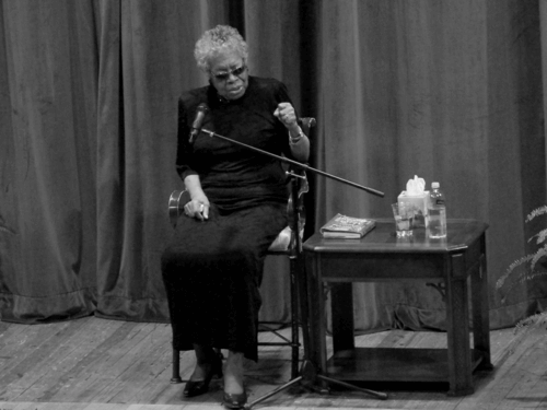 Maya Angelou recita una poesia.