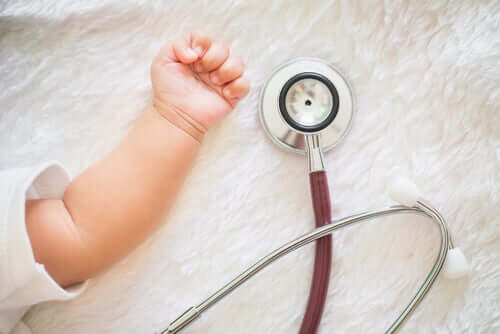 Neonato e fonoendoscopio.