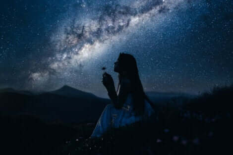 Ragazza affascinata sotto le stelle.
