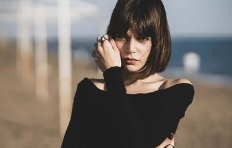 Ragazza triste con maglione nero.