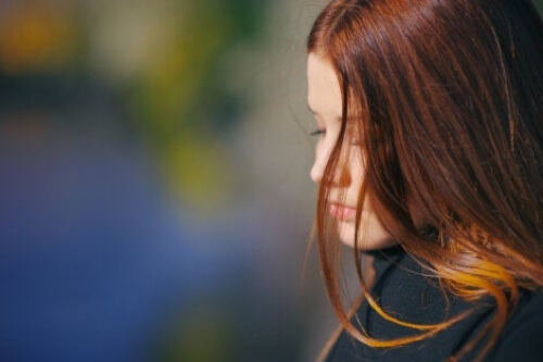 Ragazza preoccupata.