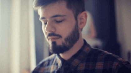 Ragazzo con gli occhi chiusi.