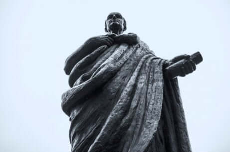I filosofi più influenti della psicologia e statua di Seneca.