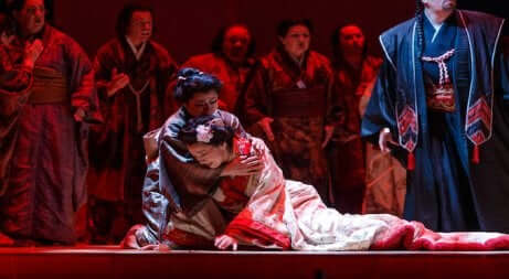 Madama Butterfly piange la perdita di Pinkerton.