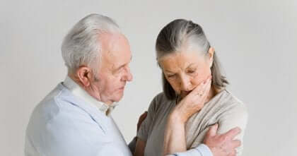 Uomo anziano donna con morbo di alzheimer. 