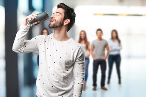 Uomo con bevanda energetica.