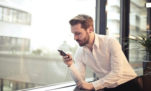 Uomo con smartphone.