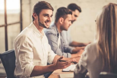 Colleghi che parlano.