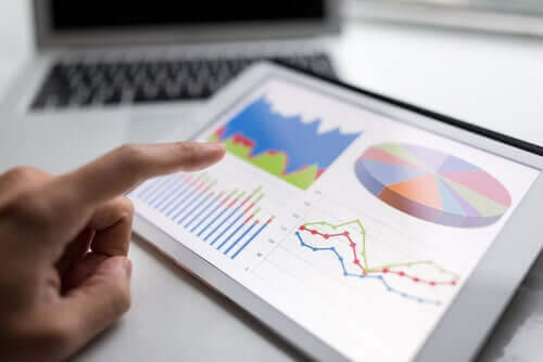 Uomo che legge una statistica descrittiva su un tablet.