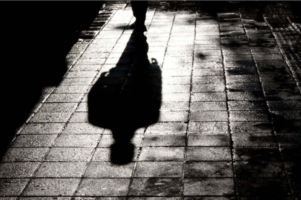 Uomo che cammina nella notte.