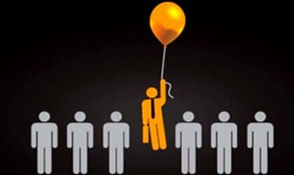 uomo tra la folla vola via con un palloncino