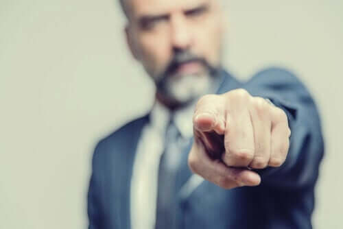 Fallacia ad hominem: attaccare la persona