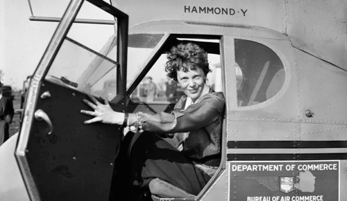 Amelia Earhart su un aereo.