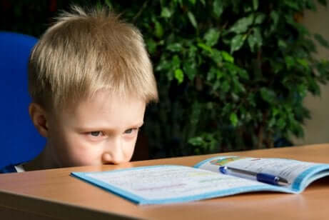 Bambino iperattivo con libro dei compiti.