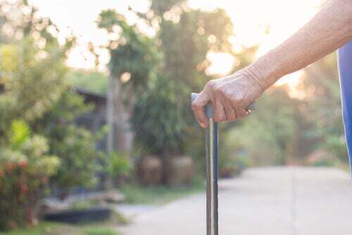 Persona anziana con un bastone.