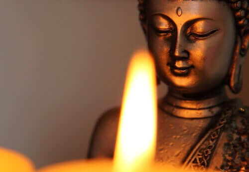 Buddha con luce di una candela.