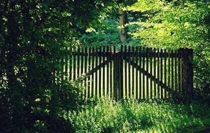 Cancello in un giardino.