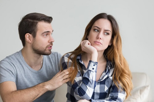 Una coppia discute per gelosia narcisista.