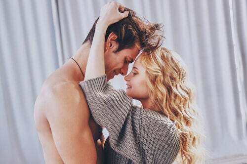 Coppia che si guarda.