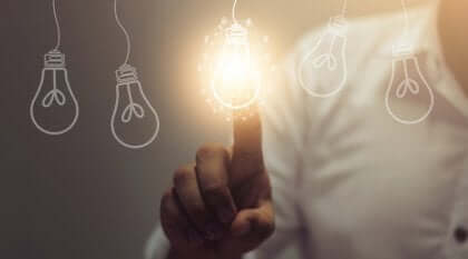 Dito che tocca lampadina.