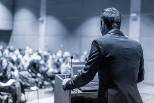 Conferenziere in aula.